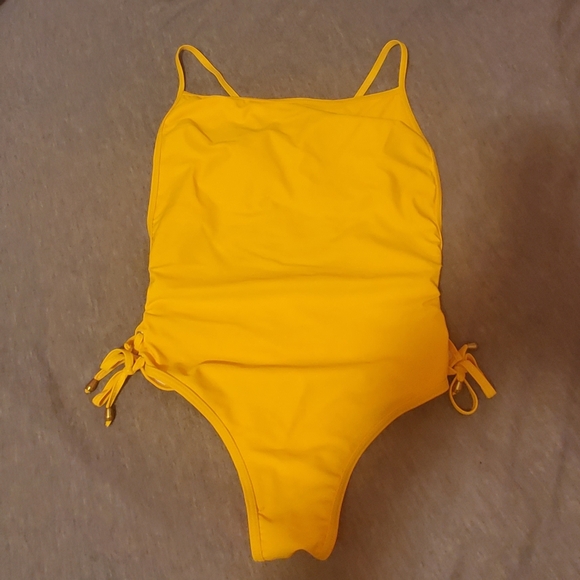 💛Yellow one piece💛 - Picture 1 of 3